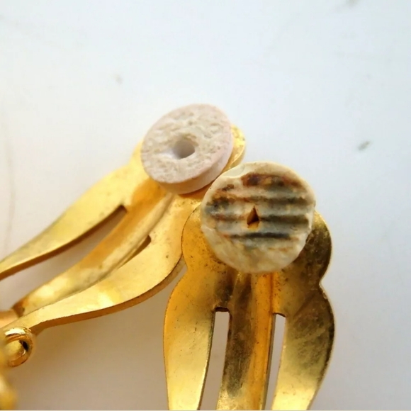 AUTHENTIC CHANEL2329  PEARL ROUND VINTAGE EARRING - Picture 5 of 8